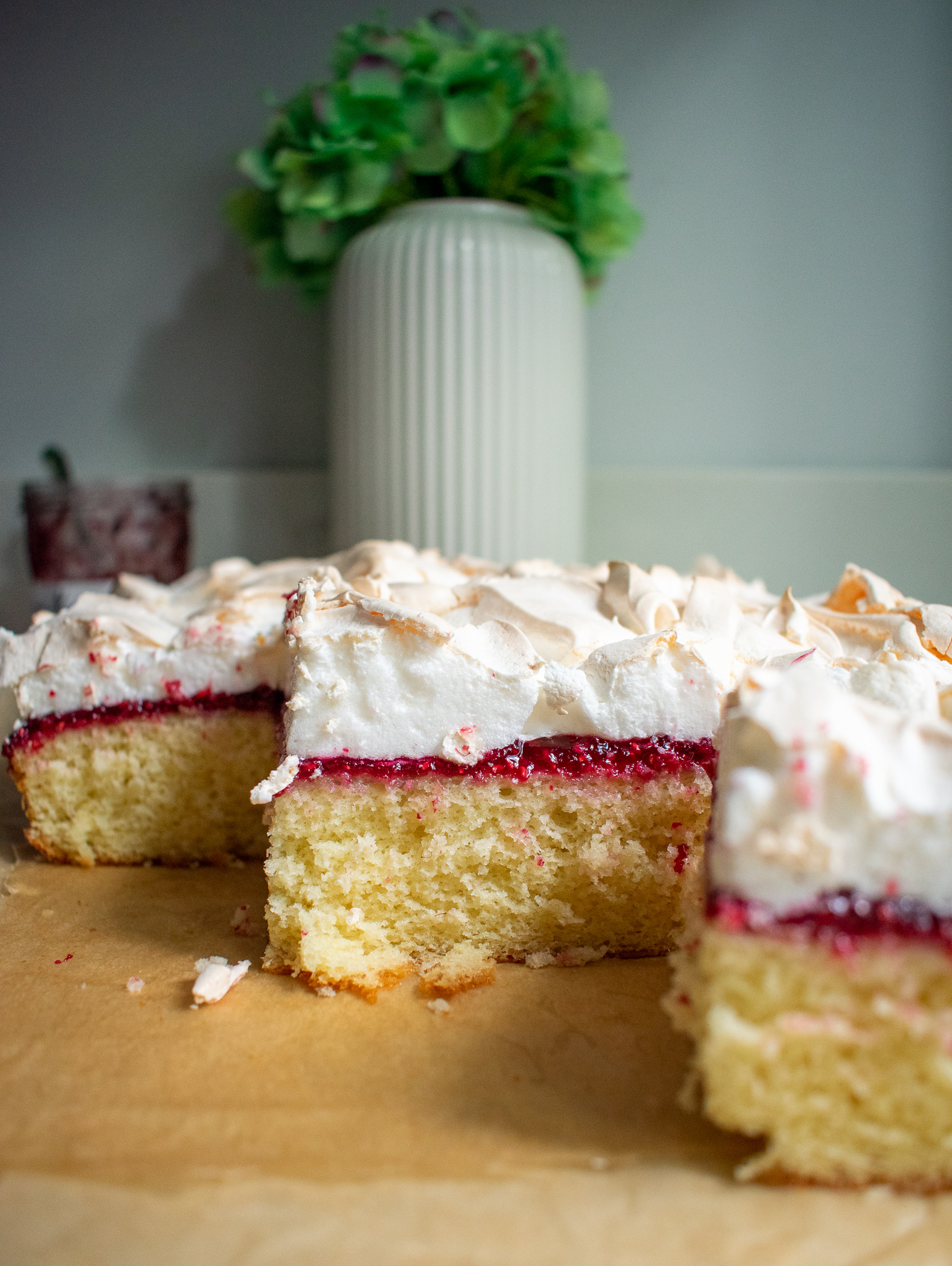 Bedstefars Skæg (Raspberry Meringue Cake) - Skandibaking