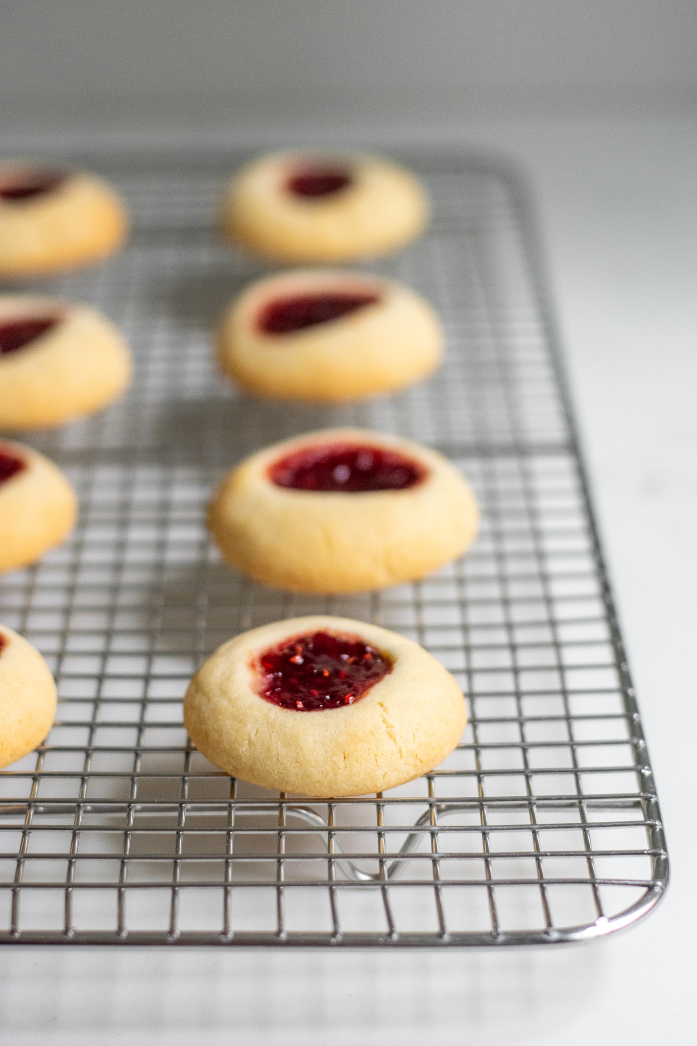 Hallongrottor (Swedish Thumbprint Cookies) - Skandibaking