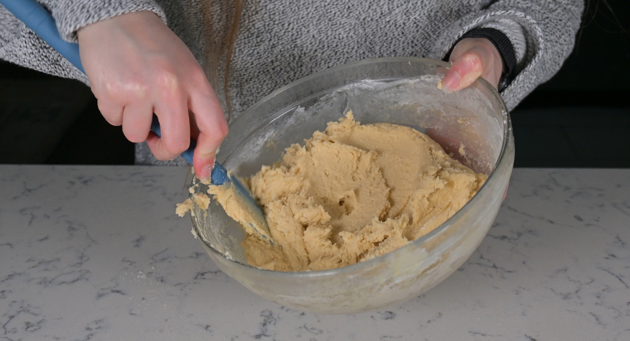 https://skandibaking.com/wp-content/uploads/2023/12/vaniljekranse-danish-butter-cookie-process-4.jpg