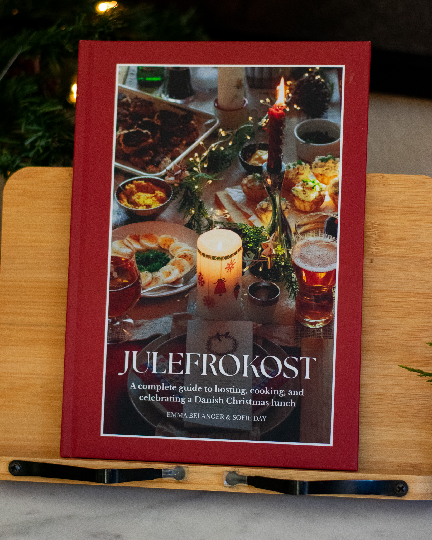 Book cover of the hardcover Christmas lunch book.